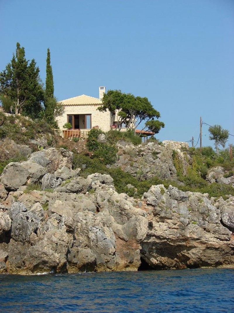 A lovely article published by Robin Mead featuring our villa Pelagia Couple